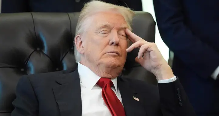 特朗普海峡捞不着，拿下机场也不错，共和党人开始给特朗普立碑了