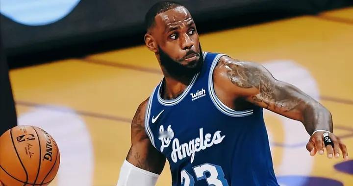 关键漏吹引热议！双核爆砍 61+18+18湖人逆转爵士豪取四连胜 排第三