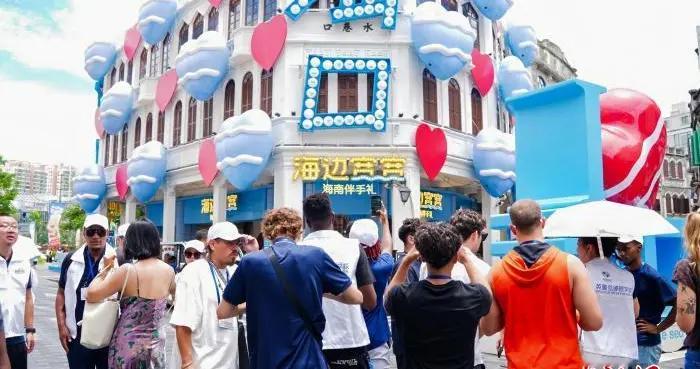 逛骑楼老街、探科技馆，美国足球青年：“一切超出想象”