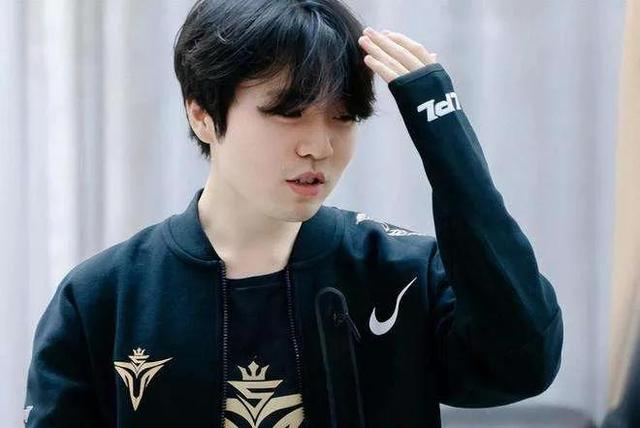 Rookie回忆手术经历，被6个女护士包围，感到很羞耻和紧张