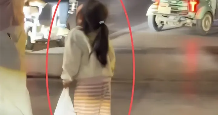 粉衣女子出轨后续：丈夫砸人后烧车泄愤，女儿目睹全程，哭着妈妈