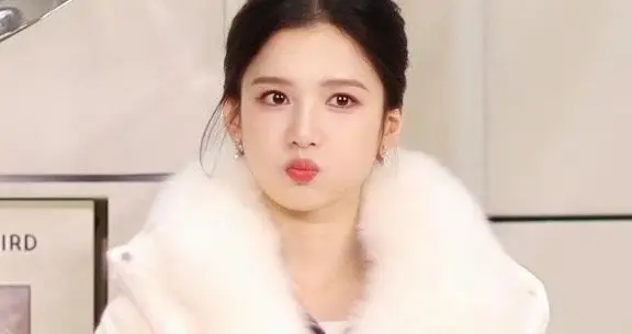 张婧仪亮相太平鸟活动！糯米团子般软糯可爱，冬日温婉气质太治愈