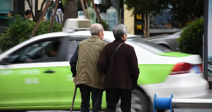 为什么越来越多老人不爱出门溜达了？我从7旬父母身上找到了答案