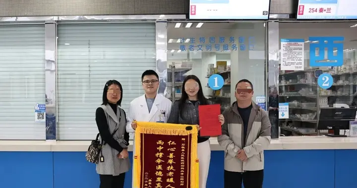 新闻传真|石柱老人雨夜遇险 人民医院医务人员紧急相救