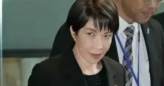 1400渔船齐聚东海，成之字摆开，高市下放开火权，中国果断动手