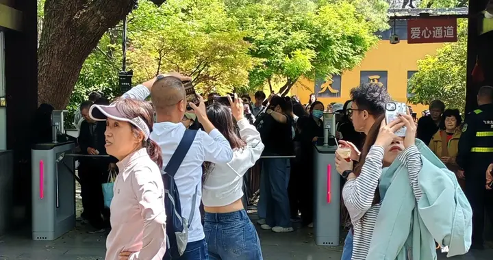灵隐寺印象:佳人云集，赏心悦目