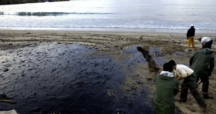 阿联酋确认油轮漏油，乌姆盖万海滩关闭，船只疑遭伊朗无人机袭击