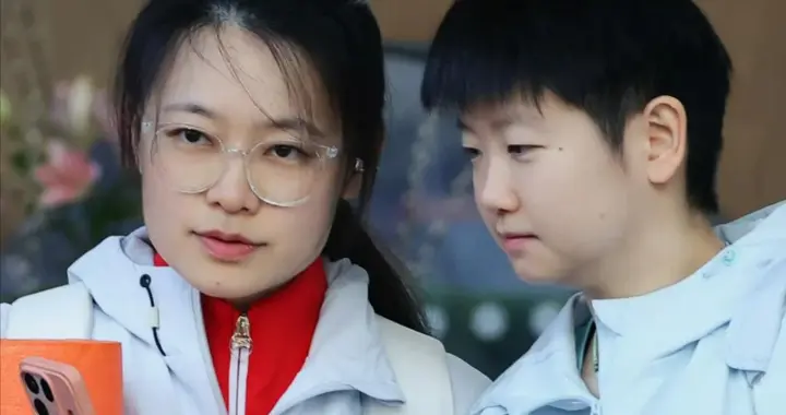 原来她才是孙颖莎背后功臣，对莎莎照顾无微不至，去哪都形影不离
