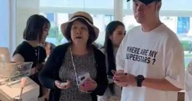 陈赫带岳母阿那亚度假，182个头高又壮很惹眼，俩人处得像亲母子