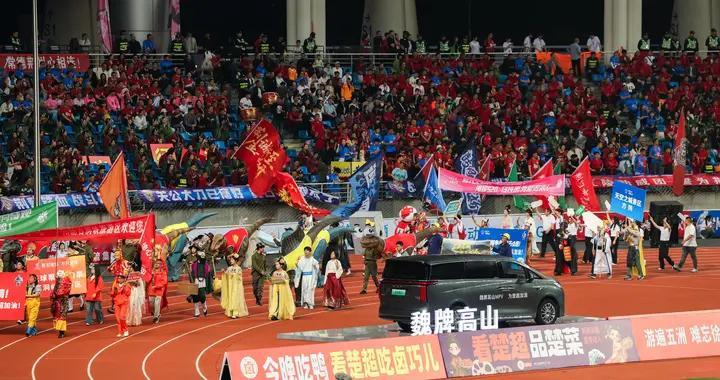 从楚超“显眼包”到10万辆下线，魏牌高山软硬实力双出圈