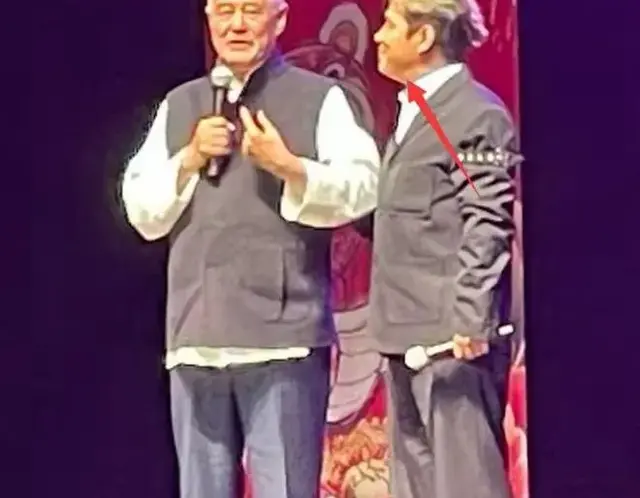 67岁赵本山在辽宁！豪宅内景曝光，珍藏品摆一排，窗帘很喜庆