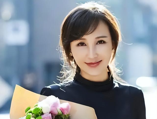 岳丽娜：25岁结婚，被肿瘤折磨，37岁大龄生头胎，48岁再生三胎