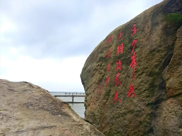 一块巨石，十二个字，汉族痛了七百年