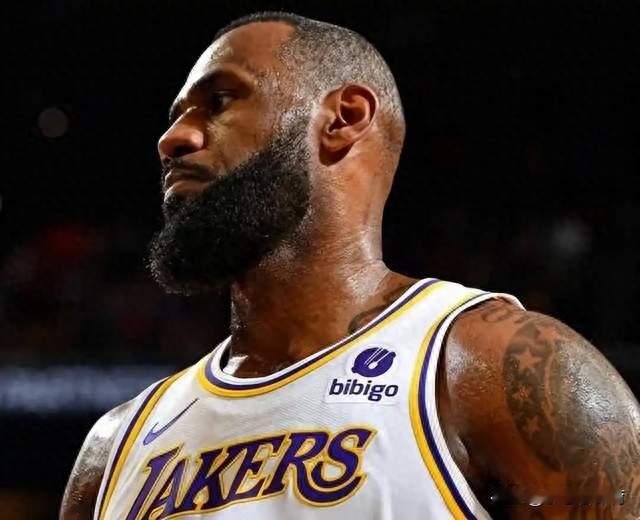 詹皇末节刷10分引群嘲！为保1297场纪录吃相难看，体育精神何在？