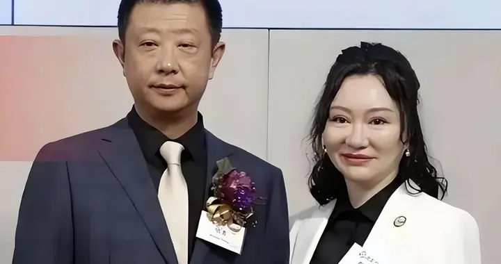 他们原来不是中国人，全家在新加坡享福，半年从中国赚走200多亿