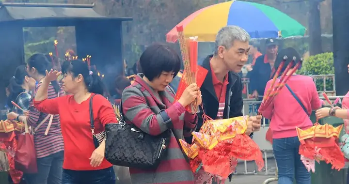 高考倒计时！广东父母“拜神”保佑，不是迷信，而是一份最浓的爱
