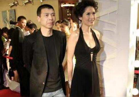 2009年，冯小刚带着大长腿的沈星回自己的公寓，一直待到第二天早上才悄...