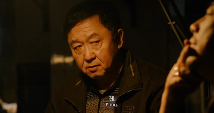 别信《老江湖》的4.8分：梁家辉一坐，于谦一开口，这片就立住了