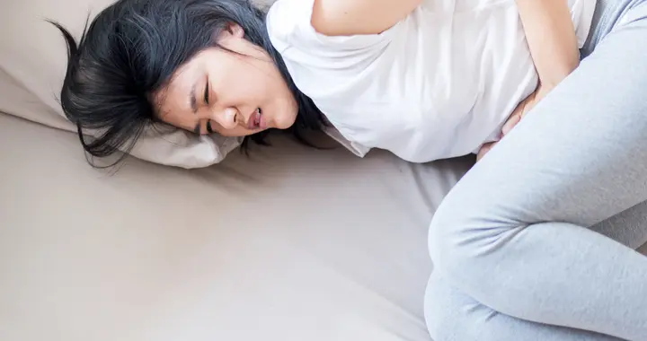 26岁女孩因痛经催婚催育想切子宫，50岁丁克女却因老公后悔要生娃