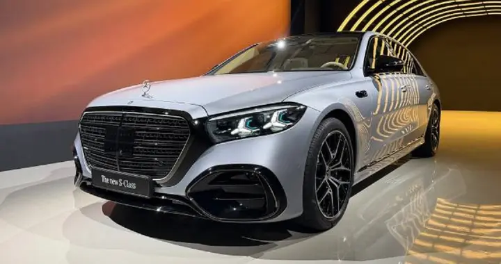 新款奔驰S级正式亮相，采用新前脸，内饰采用满屏布局