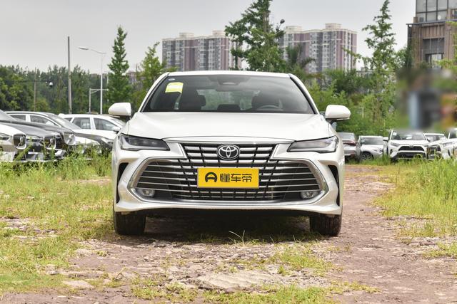 定位中型轿车，亚洲龙降至11.88万起，家用值得选吗？