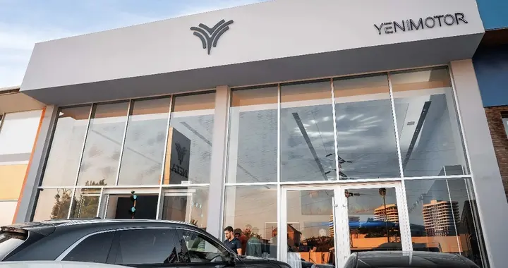 张雪真敢说！5亿设计LOGO害死哪吒，产品硬叫狗屎都是金狗屎！