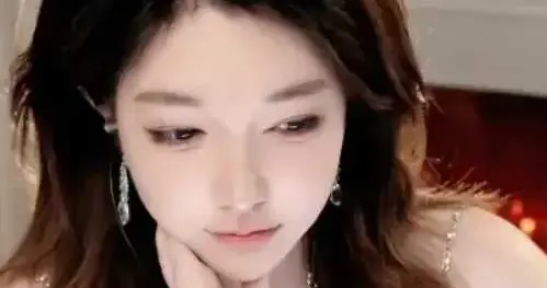 刘飞儿新年自嘲爆火：告别A8化身大G，买衣难戳中女性共鸣