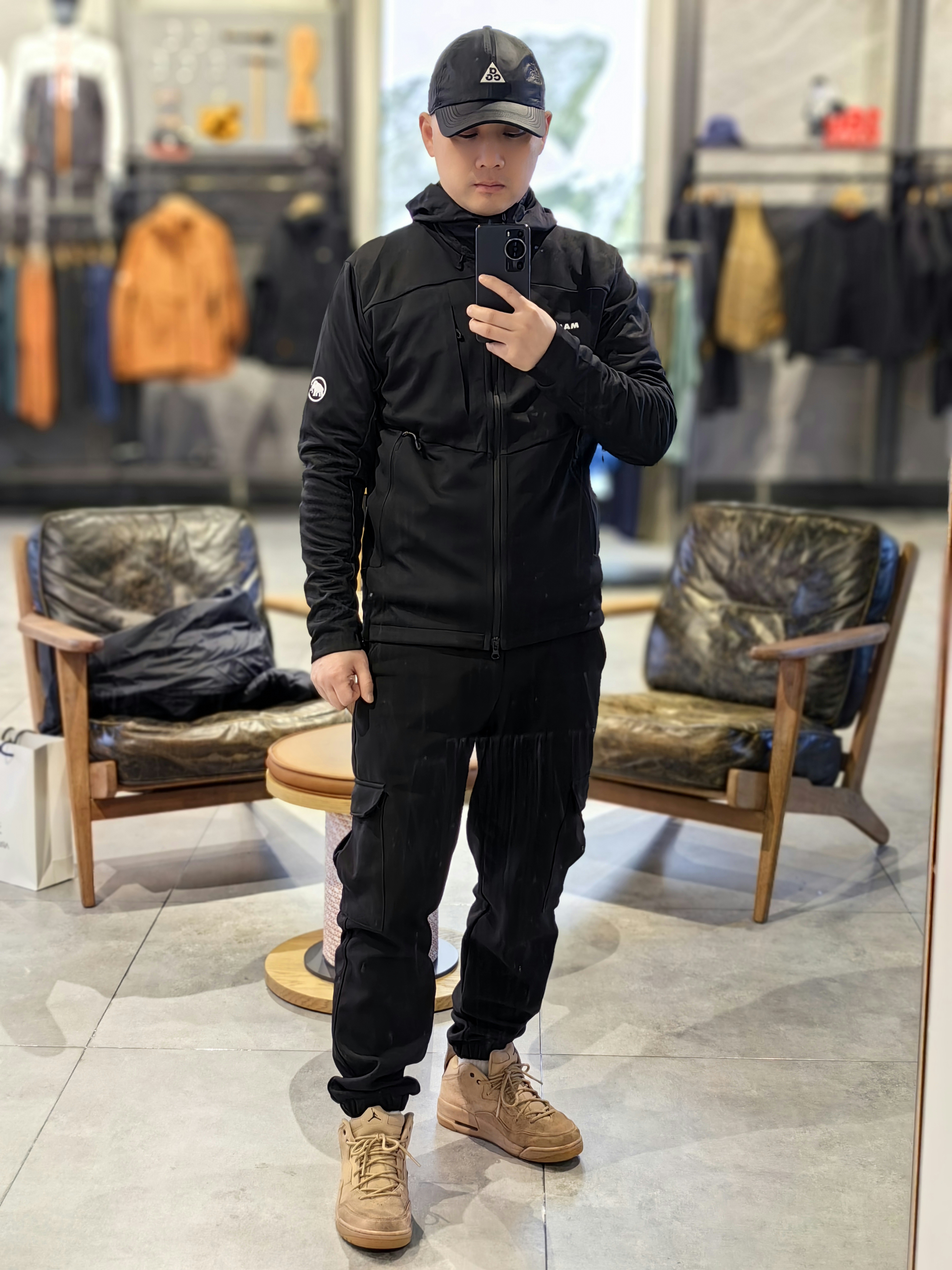 不想穿满大街始祖鸟，可以试试猛犸象的软壳