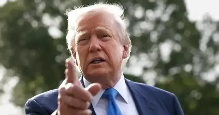 特朗普下令！全面封锁海峡，拦截缴费船只，伊朗一句话回应