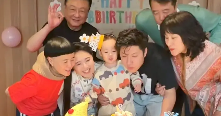 王宁金龟子同框为外孙庆祝2岁生日，小金宝被爱包围，一家好幸福