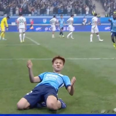 球场慢镜头：卧草！卧草！卧草！  第一个