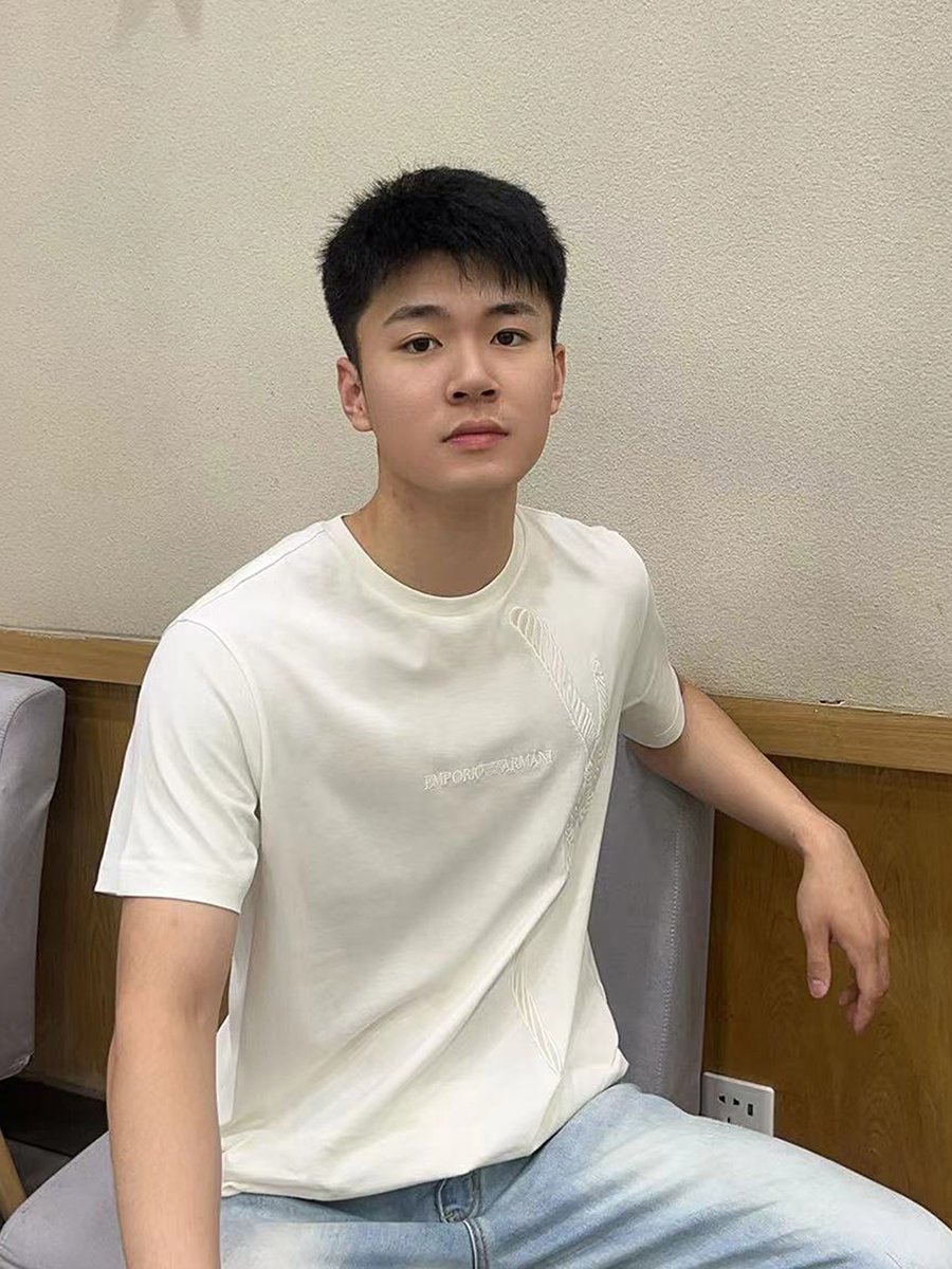 阿玛尼这件经典款T恤,真的太百搭了