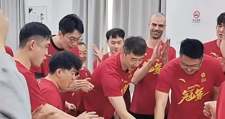 天津男排今天回到天津 切蛋糕庆祝首夺联赛冠军！