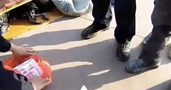 舍不得退彩礼！云南男子编“抢劫戏”，车藏26.8万被民警当场拆穿