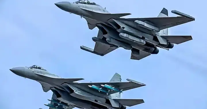 两架美机被击落后，博尔顿直言：特朗普又慌了？