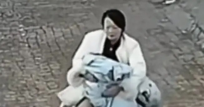 笑不活了！山东德州妈妈“神操作”，连人带被送娃上学！