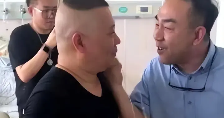 事做太绝了！郭德纲京剧演出篡改红歌引争议，岳云鹏也被拉下水