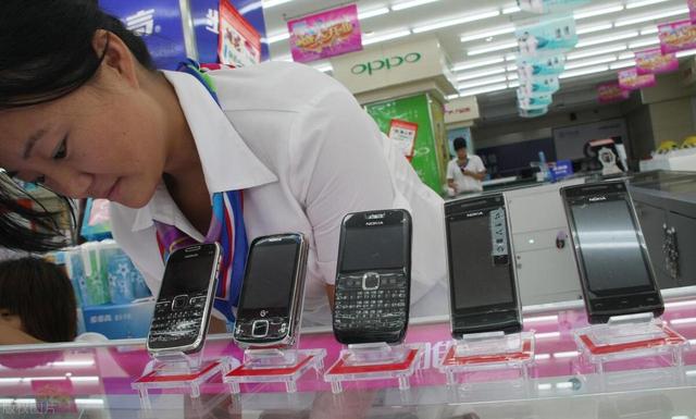 为何有人跑农村收旧手机，收回来做什么？看完你就明白了！