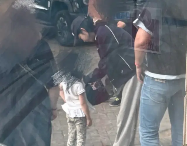 偶遇潘玮柏老婆和女儿回南京，5岁女儿长腿抢镜，母女同框好有爱