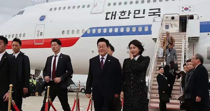 李在明抵达日本，小心翼翼的提到中国，高市早苗的反应令人遗憾