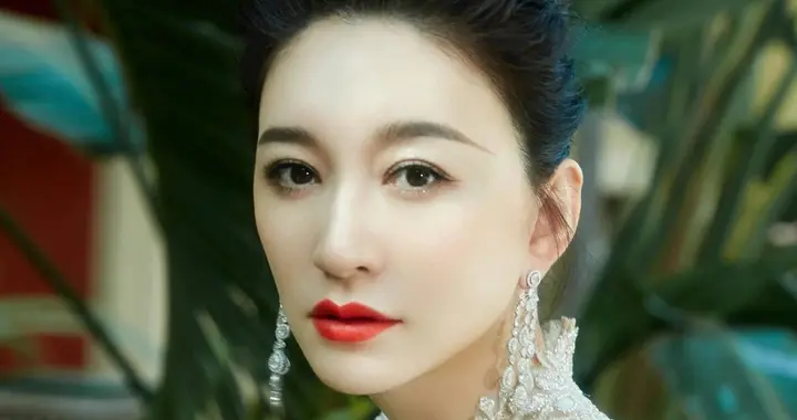 李小冉10年前婚礼再被扒：前半生遍体鳞伤，后半生被人宠上天！