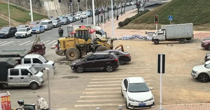 网友反映：怀化新街原铁路涵洞处的红绿灯有点莫名其妙！