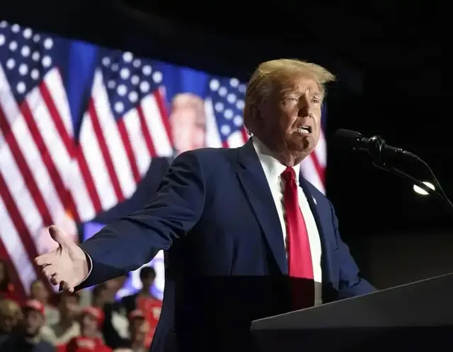 特朗普出手了！30%关税砸向欧盟，欧盟推迟反美措施，被迫妥协？