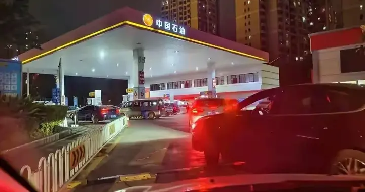 原本要涨100元，经调控暂且下调50元，里外里“等于”省下50元