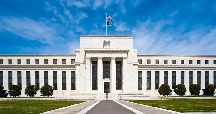 美通告全球，中方大抛美债，特朗普终于动手，八国央行向美宣战