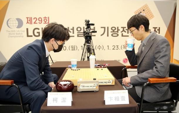 围棋世界大赛前所未闻的一幕LG杯决赛第二局柯洁因违规被判负