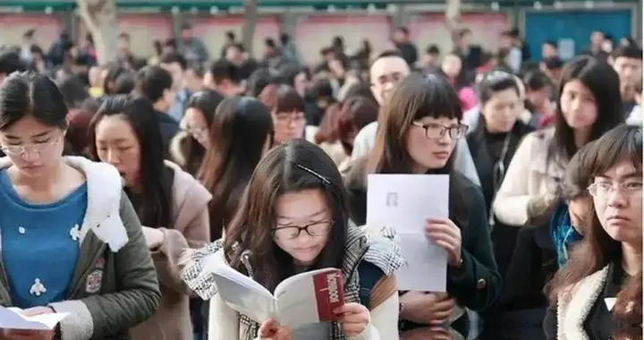 明明人口已经开始负增长，为什么很多人还是没工作、降工资？