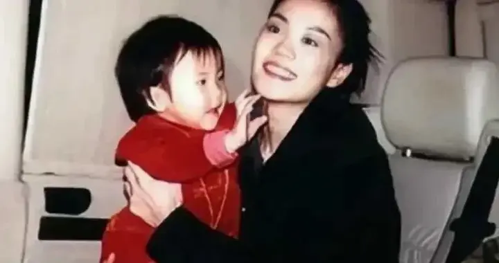 看到窦靖童儿时的街拍照，才发现，她身上的酷全是童年攒下的底气