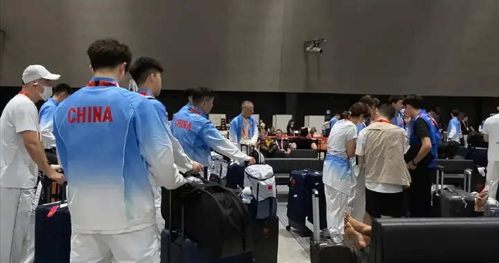 亚运会又出事！中国多支队抵达日本，被困机场干等只能喝水充饥