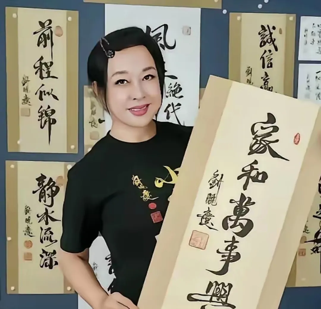 林青霞喜欢书法，刘晓庆也喜欢书法，而且两个人的书法水平都很高，造诣都很深